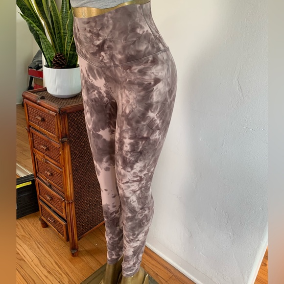 Size 6, lululemon full length yoga leggings - Picture 5 of 5